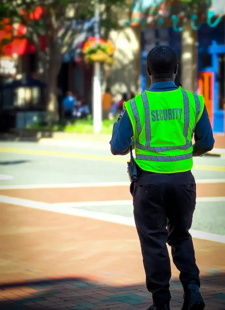 Agent de sécurité de dos avec un gilet jaune