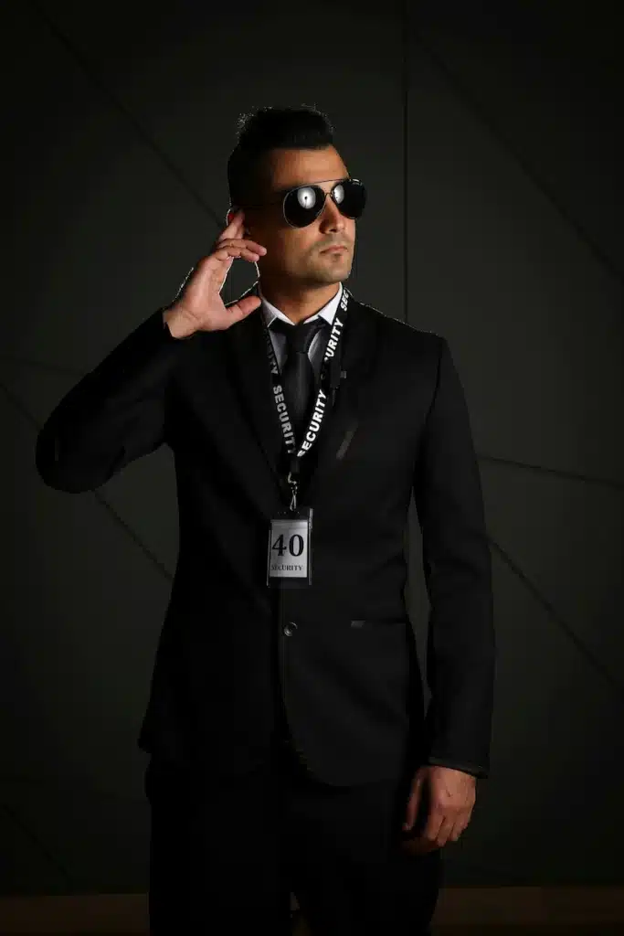 Agent de sécurité en costume noir avec lunettes de soleil