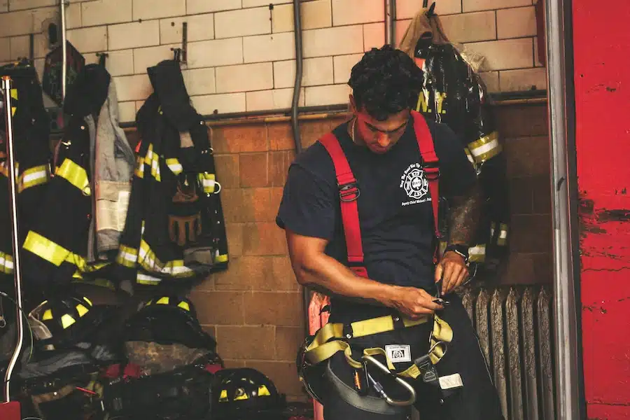 Agent de sécurité incendie en train d’enfiler son uniforme, illustration des missions SSIAP et de la prévention des risques à Paris