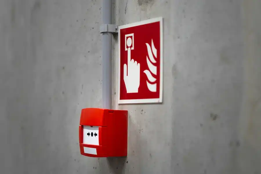 Alarme incendie rouge fixée au mur, dispositif de sécurité incendie et prévention des risques dans les bâtiments à Paris