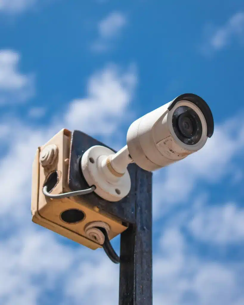 Caméra de sécurité sous ciel bleu, dispositif de vidéosurveillance et protection des sites sensibles à Paris