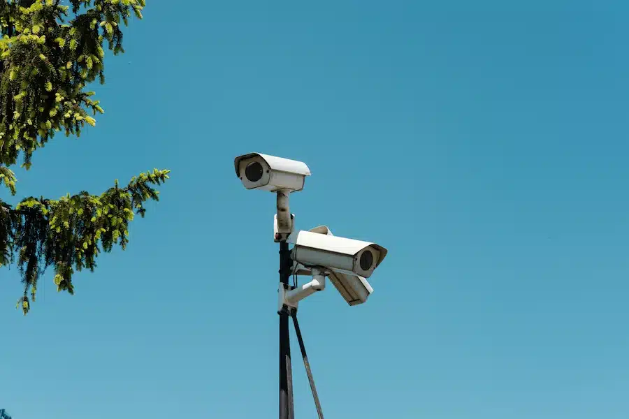 Caméras de sécurité sous ciel bleu, dispositif de vidéosurveillance pour la protection des sites à Paris