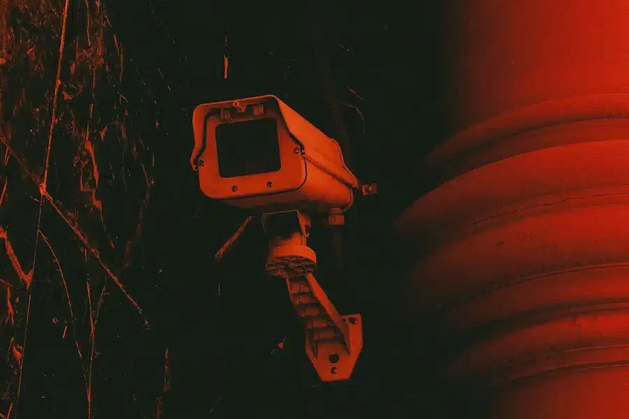 Caméra de sécurité avec filtre rouge, dispositif de vidéosurveillance et contrôle des accès pour la sécurité des sites à Paris