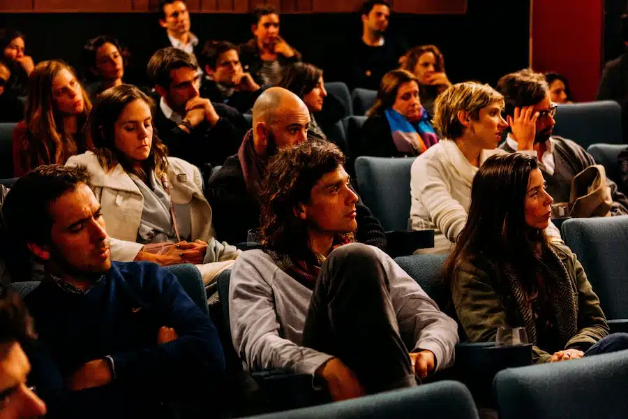 Conférence professionnelle à Paris avec contrôle d’accès et dispositif de sécurité événementielle assuré par des agents de sécurité