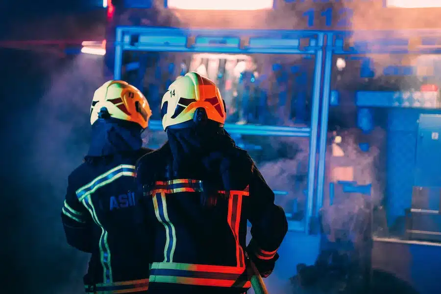 Deux pompiers de dos en intervention, illustration de la sécurité incendie et des agents SSIAP à Paris