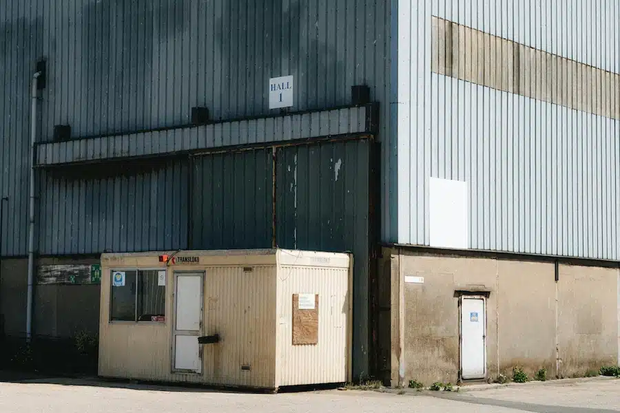 Entrepôt gris vide, site logistique sous surveillance et gardiennage par agents de sécurité à Paris