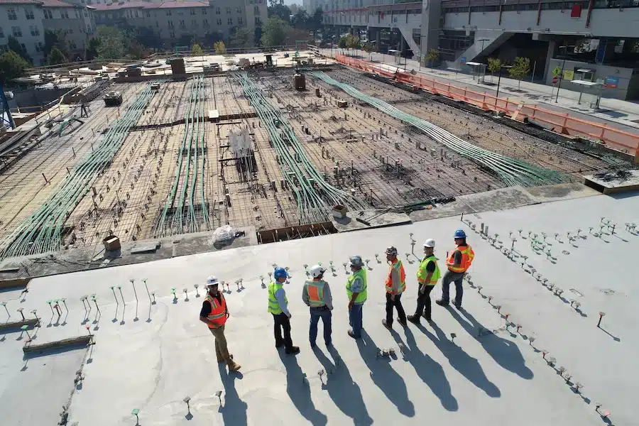 Une équipe sur un chantier d'immeuble