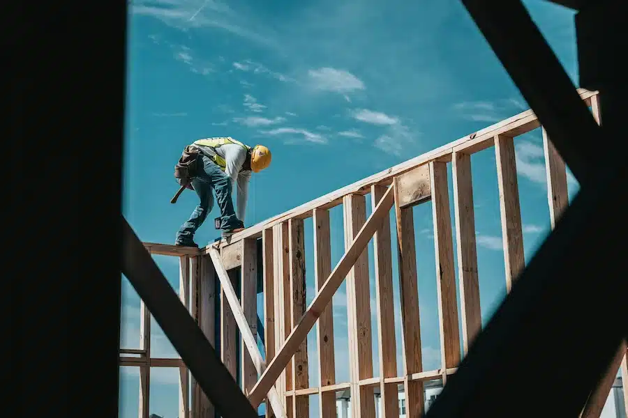 Un homme qui construit une charpente