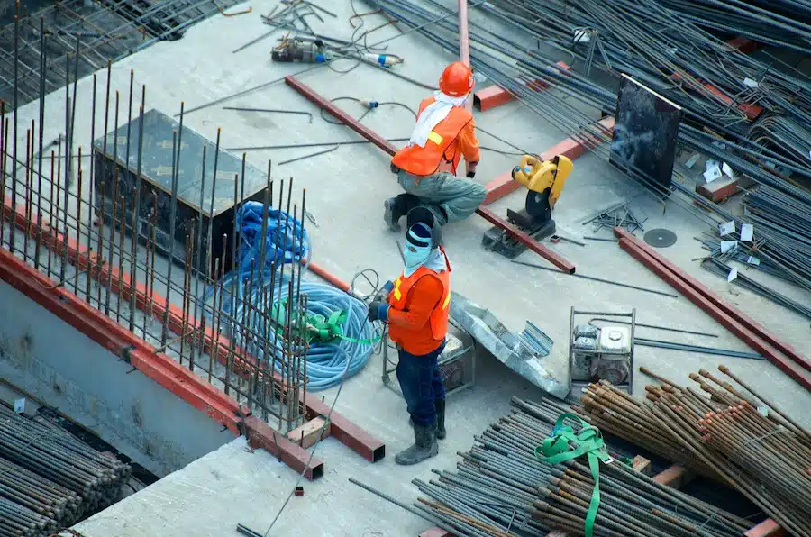 Deux ouvriers sur un toit dans un chantier
