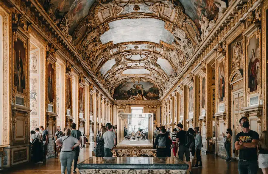 Salle d'exposition du musée du Louvre
