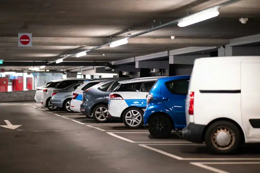 Un parking souterrain où sont stationnées des voitures