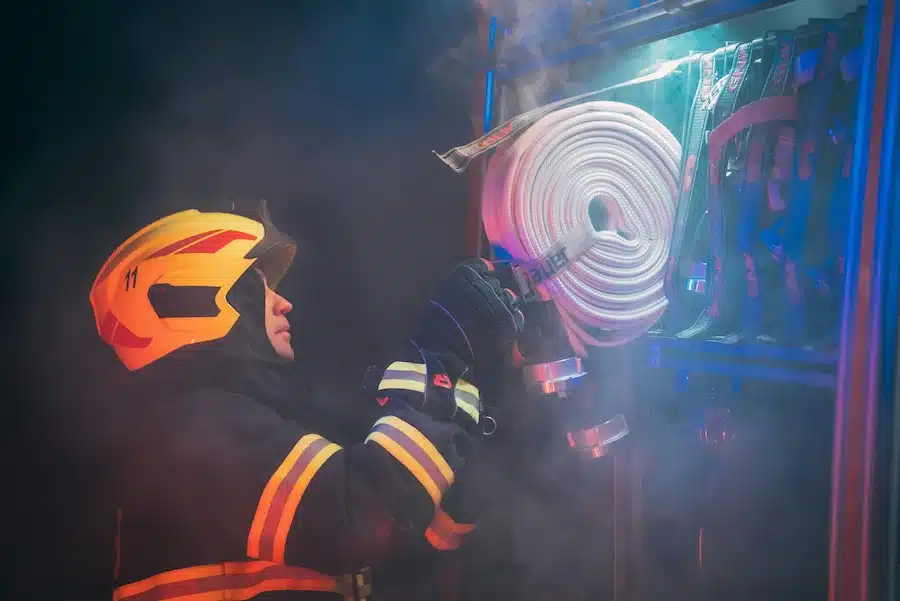 Pompier de profil avec son matériel, illustration de la sécurité incendie et des agents SSIAP à Paris