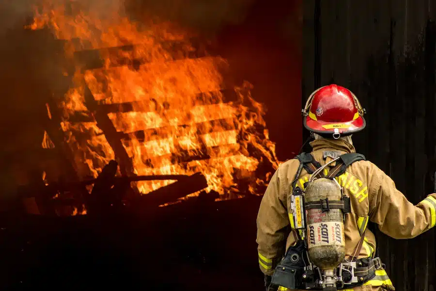 Pompier face aux flammes en intervention, illustration de la lutte contre l’incendie et de la sécurité incendie à Paris