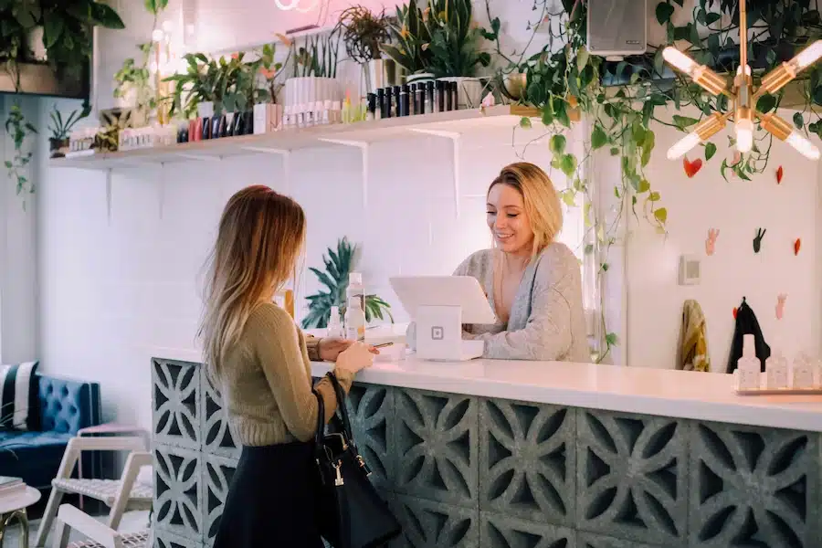Une vente en boutique de cosmétiques