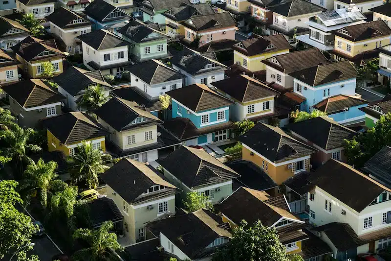 Une zone résidentielle avec des maisons colorées